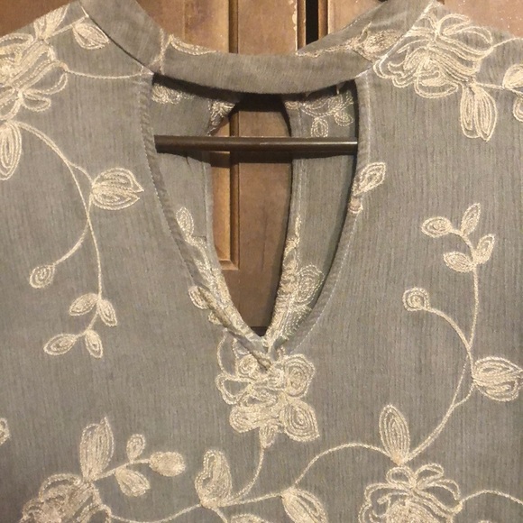 💕BKE SHIRT GIMMICK💕 - Picture 2 of 5